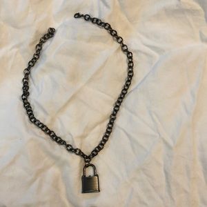 18inch chrome necklace with padlock. Never been worn.